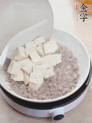 蓋蓋燉煮20分鐘后，加腐皮，撒一點枸杞。