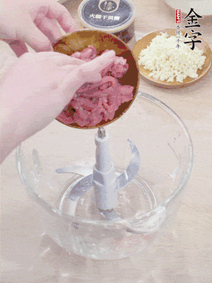 牛肉攪成牛肉泥。