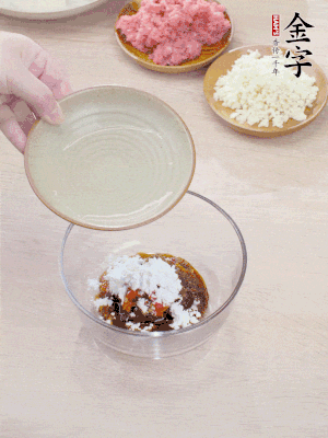 調(diào)料汁：金字火腿干貝醬2勺、剁椒1/2勺、生抽1/2勺、淀粉2勺、清水半碗。