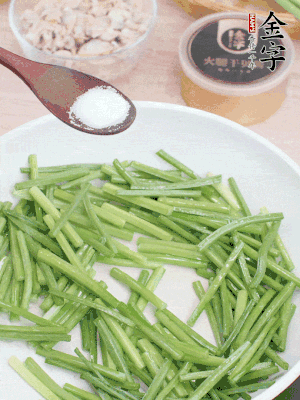 起鍋熱油，下韭菜苔炒至變色。加少許鹽。