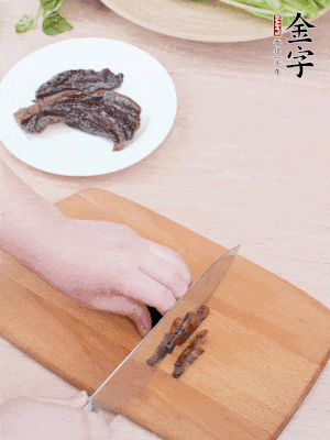 金字醬油肉下鍋煮10分鐘，切薄片。
