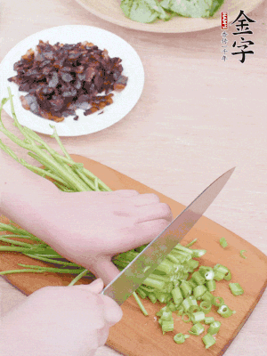 空心菜摘掉葉子，菜梗切成丁。