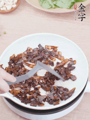 起鍋熱油，煸香醬油肉，撥拉到一邊。