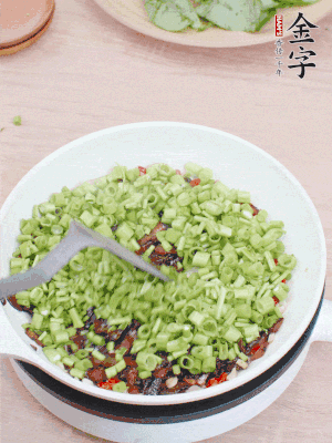 下菜梗翻炒，混合醬油肉。