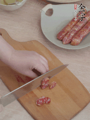 香腸切片。（圓片一點，不用很斜）