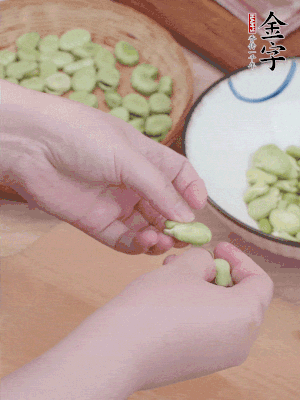 蠶豆剝殼，去掉豆衣，切碎。