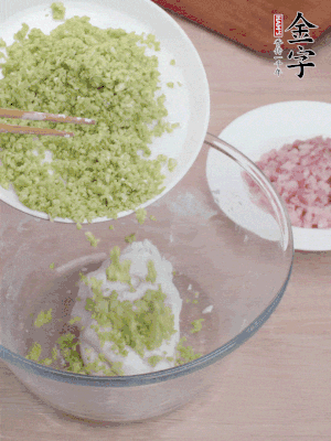 糯米粉邊揉邊加水，成團(tuán)后揉進(jìn)蠶豆、咸肉。