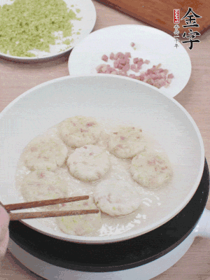 鍋中涼油，慢煎至兩面有脆殼。（油可以多一點(diǎn)）
