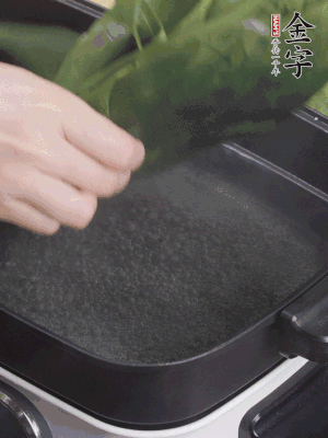 粽葉入沸水煮1分鐘，翻面再煮1分鐘，清洗干凈加水浸泡。
