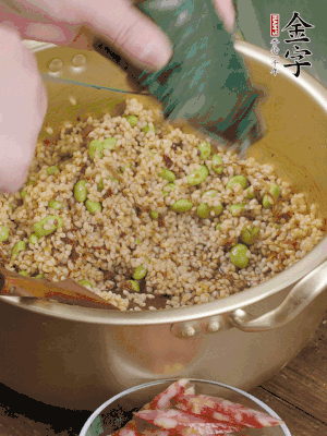 再附一張粽子，一齊向后折疊，線繩捆綁。