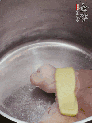 撈出洗凈后，加蔥姜、黃酒二遍焯水。