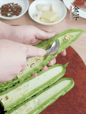 苦瓜去籽切薄片，一點(diǎn)鹽拌勻，10分鐘后沖洗控干。香蔥切蔥花、姜切末、蒜拍碎、干辣椒切圈。