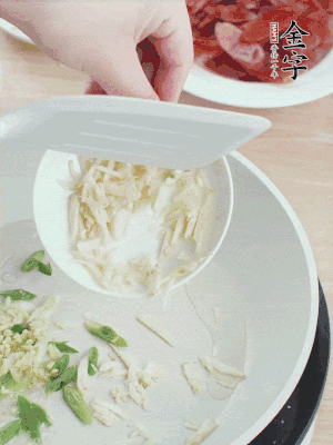 油4成熱，下蔥姜蒜、干辣椒、花椒煸出香味。