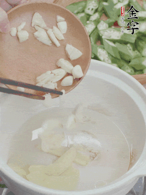 砂煲熱油，姜蒜、辣椒煸香。