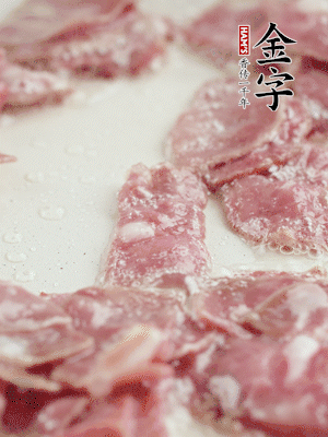 炒鍋熱油，下培根火腿煸炒。