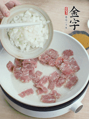 依次下洋蔥、紅菜椒、豌豆粒、玉米粒翻炒均勻。