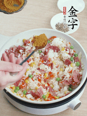 1勺咖喱粉、1/2勺鹽，少許黑胡椒碎炒均。