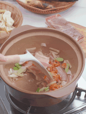 砂鍋中倒入油，放入姜片、蔥段、咸肉、海米炒出香味。