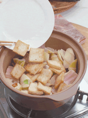 依次下春筍、豆腐，開水沒過食材。