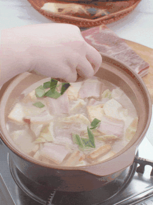 一小撮鹽、糖、雞精調(diào)味，最后撒點蒜葉點綴。