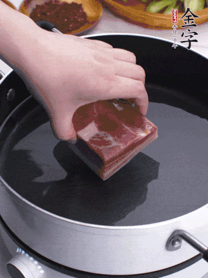 金字淡咸肉冷水入鍋煮15分鐘。