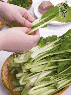 小青菜掰成一片片。
