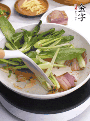 下小青菜翻炒，菜梆子變軟時(shí)，撒一點(diǎn)鹽、雞精調(diào)味。