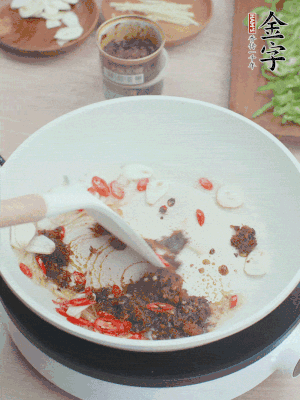 熱鍋涼油，姜蒜、辣椒、金字火腿xo醬炒香。