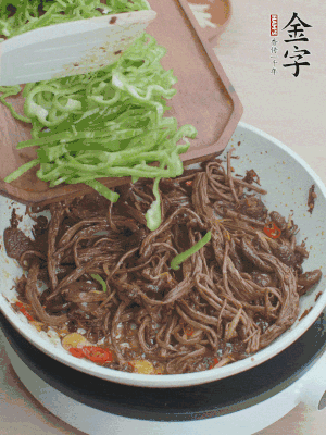 水分煸干，下青椒絲快炒1分鐘。