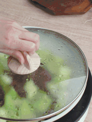 西葫蘆略出水時(shí)，加一小撮鹽調(diào)味。