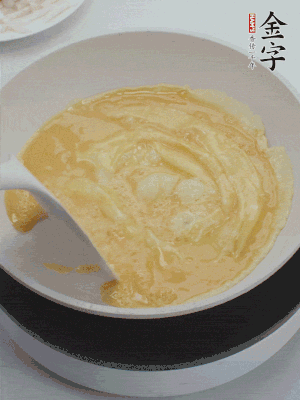 2個(gè)雞蛋炒散。