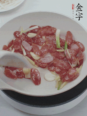 熱鍋爆香姜蒜片，下香腸炒出香味。