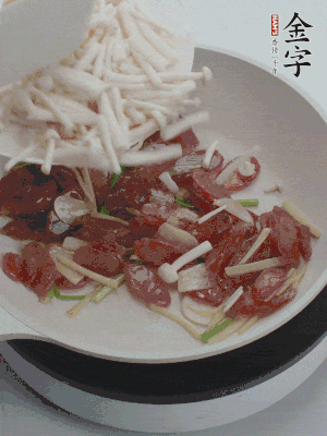 放白玉菇、青紅辣椒、雞蛋。
