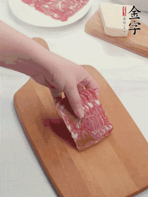 金字培根火腿改刀切小片；白洋蔥切?。恍迈r豌豆剝殼。