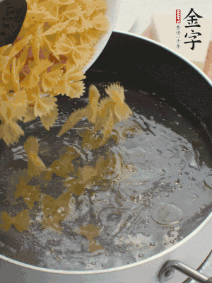 蝴蝶面加橄欖油煮熟；豌豆焯水30秒。