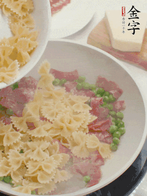 1小勺鹽調(diào)味，混合一起燉煮一下。