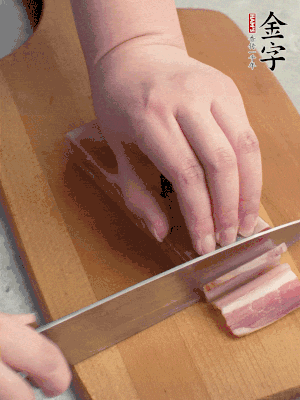 百合切去頭尾，分開洗凈;咸肉切薄片。
