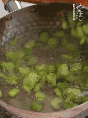 鍋中水沸，放一撮鹽，下蠶豆豆瓣焯3分鐘，下百合，3秒撈出，一起撈出瀝水。