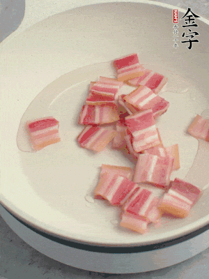 鍋中少許油，金字淡咸肉煸香。
