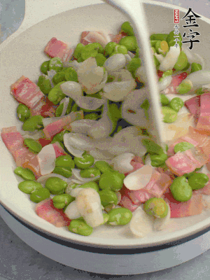 放蠶豆豆瓣、百合炒勻。