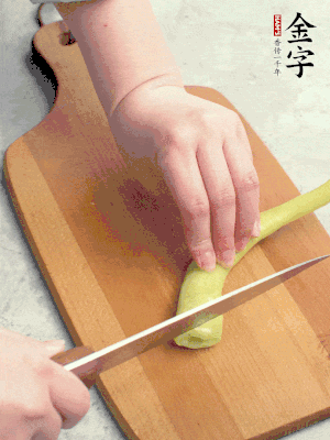 蔥切段，姜切絲，辣椒斜切成塊。