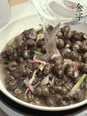 倒處理干凈的螺螄翻炒，加3勺料酒。加清水蓋過螺螄，中火蓋蓋煮5分鐘。