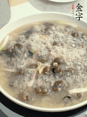 放辣椒，加一點(diǎn)鹽、糖，大火翻炒。