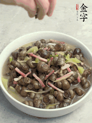 出鍋，撒點(diǎn)蔥花。