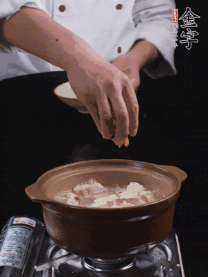 下蝦仁干，煮5分鐘。撒蒜葉，煮1分鐘。