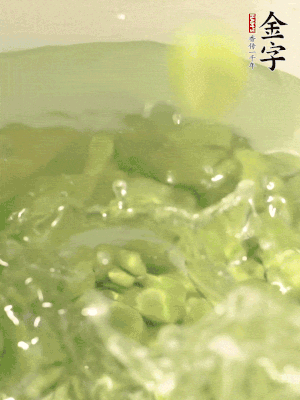 新鮮蠶豆熱水焯水30秒，然后浸入涼水。