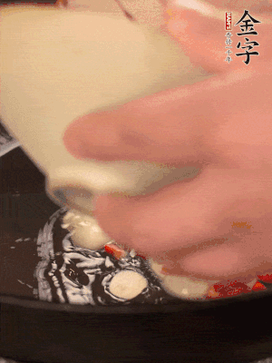 豬油潤鍋，下辣椒、大蒜、火腿片煸香。