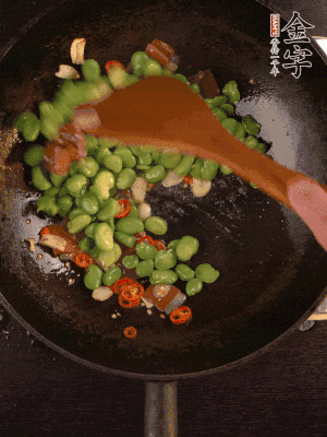 再下蠶豆煸炒，加1勺料酒調(diào)味。
