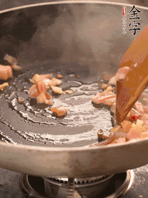 熱油爆香大蒜粒，煸香咸肉丁，淋一勺黃酒調(diào)味。