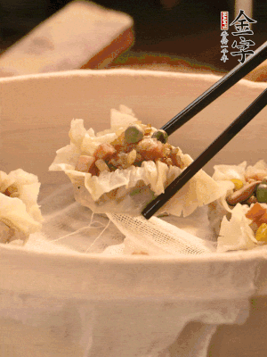 包好的燒賣放在蒸籠上，水開后蒸8分鐘左右。